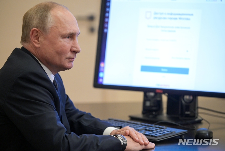 [모스크바=AP/뉴시스] 자가격리중인 블라디미르 푸틴 러시아 대통령이 17일(현지시간) 모스크바 외곽 노보오가료보 관저의 집무실에서 하원 의원 선거 투표를 하기 위해 컴퓨터 앞에 앉아 있다. 2021.09.18