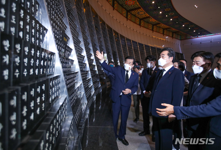 [제주=뉴시스] 우장호 기자 = 더불어민주당 대권주자인 이낙연 전 대표가 18일 오전 제주시 봉개동 제주4·3평화공원을 방문해 희생영령에게 참배 후 위패봉안실을 둘러보고 있다. 2021.09.18. woo1223@newsis.com