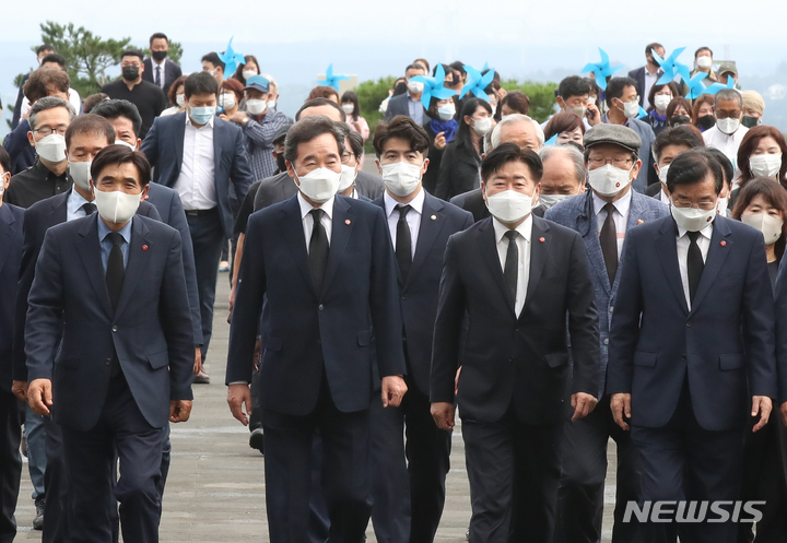 [제주=뉴시스] 우장호 기자 = 더불어민주당 대권주자인 이낙연 전 대표가 18일 오전 제주시 봉개동 제주4·3평화공원 참배를 위해 관계자들과 이동하고 있다. 2021.09.18. woo1223@newsis.com