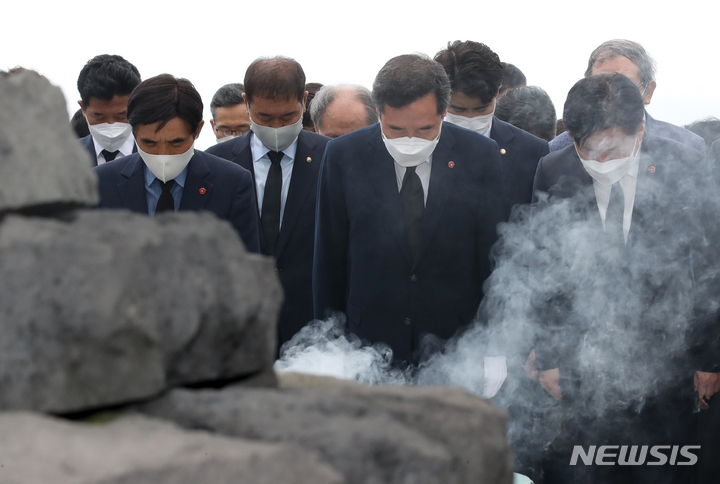 [제주=뉴시스] 우장호 기자 = 더불어민주당 대권주자인 이낙연 전 대표가 18일 오전 제주시 봉개동 제주4·3평화공원을 방문해 희생영령에게 참배하고 있다. 2021.09.18. woo1223@newsis.com