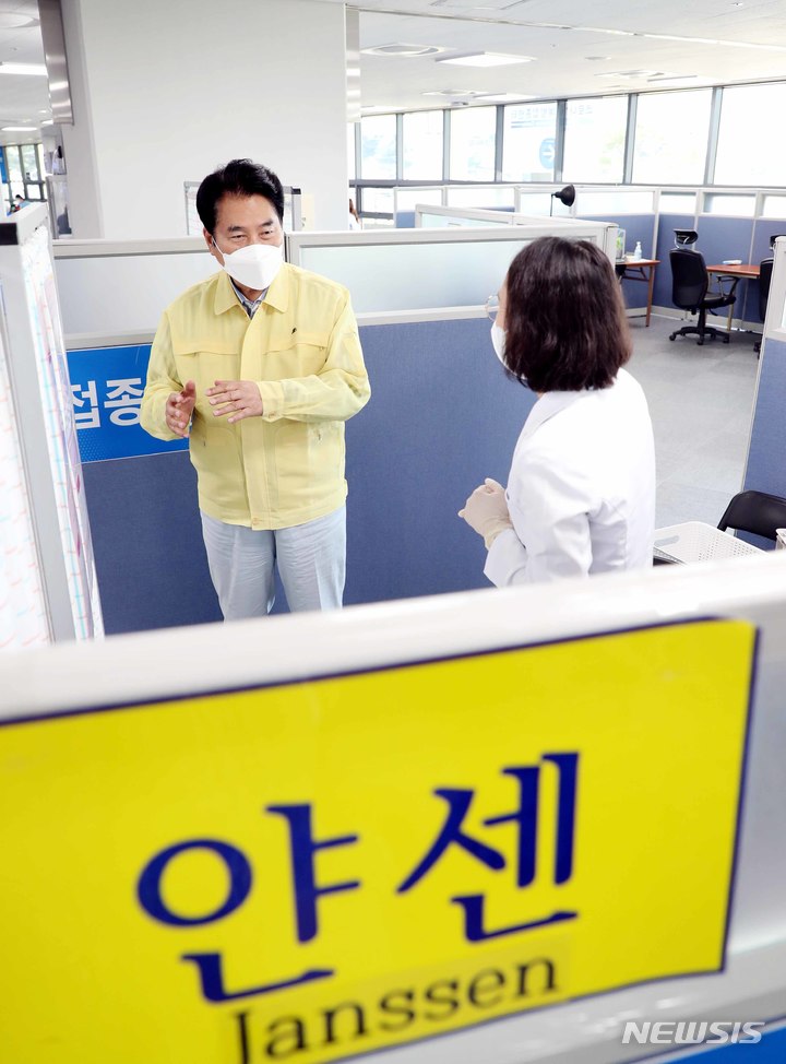 [용인=뉴시스]백군기 용인시장이 처인구 코로나19 예방접종센터를 방문해 추석 연휴에도 업무를 위해 구슬땀을 흘리고 있는 직원에게 감사와 격려의 말을 전하고 있다.