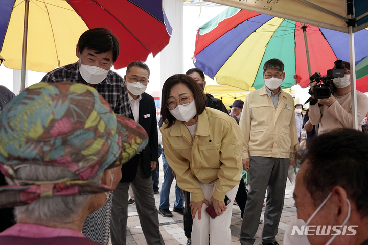 [성남=뉴시스]모란시장 찾아 시민과 대화하는 은수미 성남시장