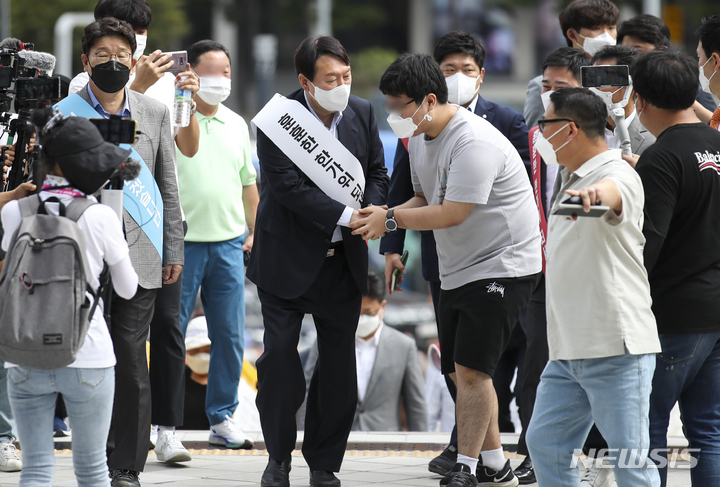 [서울=뉴시스] 정병혁 기자 = 윤석열 국민의힘 대선 경선 예비후보가 19일 오전 서울 중구 서울역에서 시민들에게 추석 명절 귀성인사를 하고 있다. 2021.09.19. jhope@newsis.com