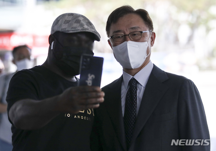 [서울=뉴시스] 정병혁 기자 = 최재형 국민의힘 대선 경선 예비후보가 19일 오전 서울 중구 서울역 승강장에서 시민들에게 추석 명절 귀성인사를 하며 사진촬영을 하고 있다. 2021.09.19. jhope@newsis.com