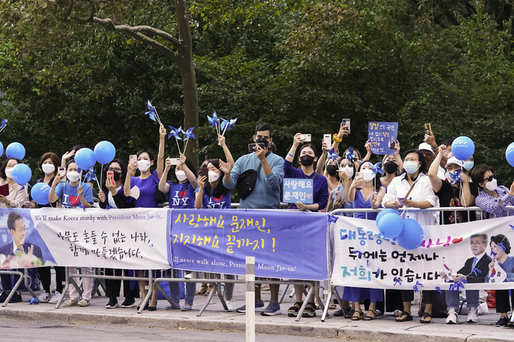 [뉴욕(미국)=뉴시스] 미국 뉴욕 교민들이 19일(현지시간) 오후 센트럴파크 인근 거리에서 제76차 유엔총회 고위급 회의 참석차 미국을 방문 중인 문재인 대통령에게 환영 인사를 하고 있다. (사진=청와대 제공) 2021.09.20. photo@newsis.com *재판매 및 DB 금지