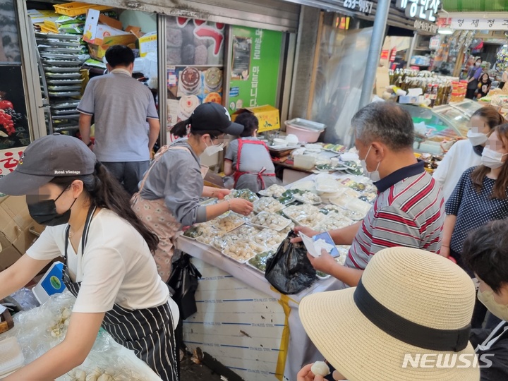 [청주=뉴시스] 안성수 기자 = 20일 충북 청주 육거리시장 내 떡집 앞은 송편을 사러 온 시민들의 줄이 이어지고 있다. 국민지원금, 최대 8인 모임 허용 등 조치 영향으로 전통시장은 코로나19 직격탄을 맞은 지난 명절과 달리 대목을 맞고 있다. 2021.09.21. hugahn@newsis.com