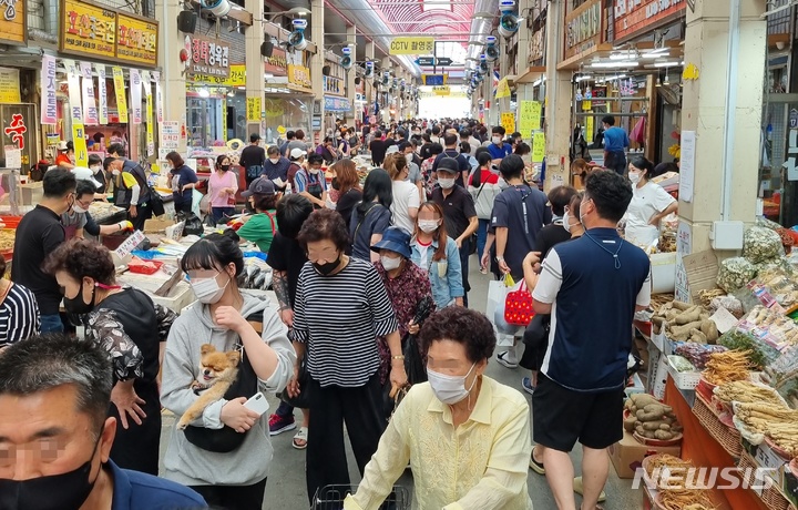 [청주=뉴시스] 20일 충북 청주 육거리시장이 추석 장을 보러 온 시민들로 북새통을 이루고 있다. 국민지원금, 최대 8인 모임 허용 등 조치 영향으로 전통시장은 코로나19 직격탄을 맞은 지난 명절과 달리 대목을 맞고 있다. 2021.09.21. hugahn@newsis.com