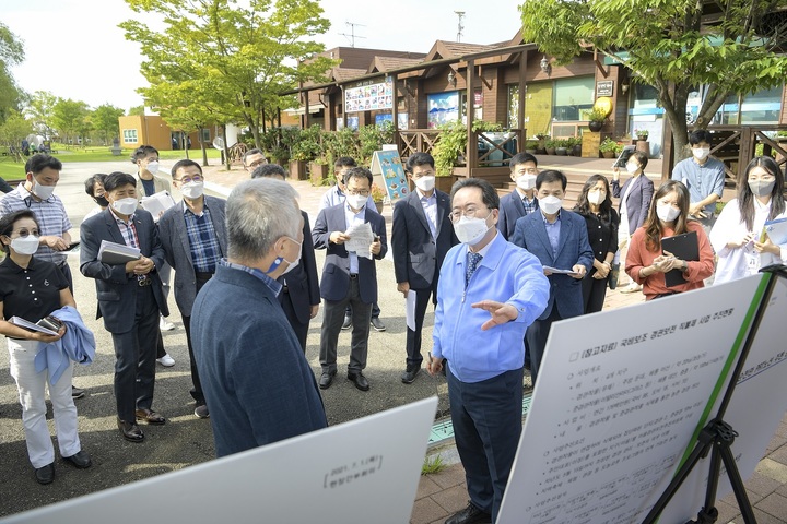 전남 순천시청 정원박람회 연관 부서 현장 간부회의에서 허서 순천시장이 질문하고 있다. *재판매 및 DB 금지