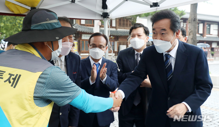 [전주=뉴시스] 김얼 기자 = 이낙연 더불어민주당 대선 경선 후보가 22일 전북 전주시 전주한옥마을 경기전 앞에서 시민들과 인사를 나누며 지지를 호소하고 있다. 2021.09.22. pmkeul@newsis.com