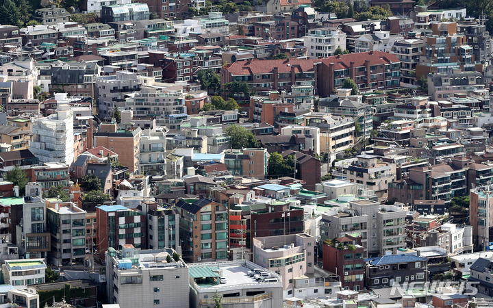 [서울=뉴시스] 백동현 기자 = 서울 용산구 남산서울타워에서 바라본 서울 시내 빌라 단지 모습. 2021.09.22. livertrent@newsis.com