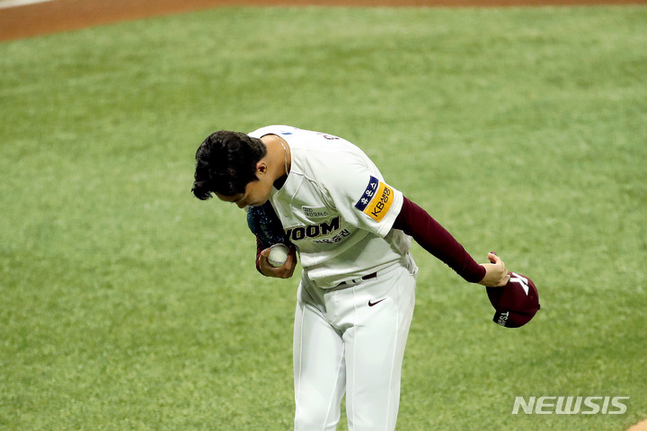 [서울=뉴시스] 김병문 기자 = 23일 오후 서울 구로구 고척스카이돔에서 열린 '2021 신한은행 SOL KBO 리그' 키움 히어로즈 대 NC 다이노스의 경기, 4회초 1사 주자 1루 상황 키움 선발투수 안우진이 NC 양의지에게 사구를 던진 후 사과를 하고 있다. 2021.09.23. dadazon@newsis.com