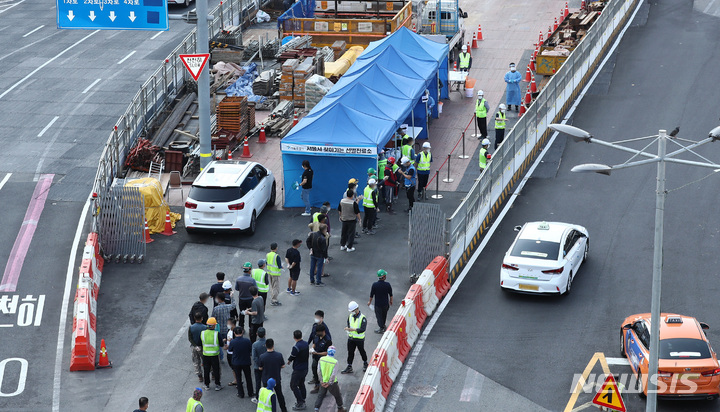 [서울=뉴시스] 이영환 기자 = 24일 오전 서울 용산구 서울역인근 공사현장에 마련된 찾아가는 선별진료소에서 현장 근로자들이 코로나19 검사를 받기 위해 줄지어 서 있다. 중앙방역대책본부에 따르면 이날 0시 기준 신규 코로나19 확진자는 2434명으로 역대 최다 신규 확진자를 기록했다. 2021.09.24. 20hwan@newsis.com