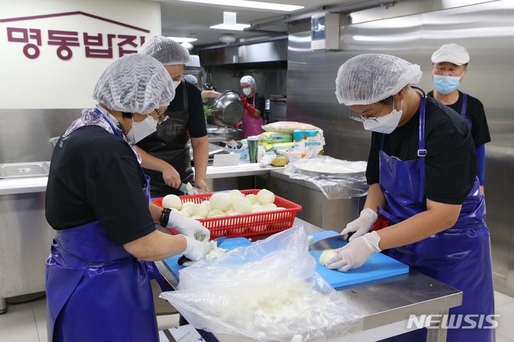 [서울=뉴시스] 박진희 기자 = '명동밥집' 자원봉사자들이 24일 오전 서울 중구 옛 계성여고에 위치한 급식소 조리실에서 점심을 준비하고 있다. 명동밥집은 천주교서울대교구에서 운영하는 무료급식소이다. 2021.09.25. pak7130@newsis.com