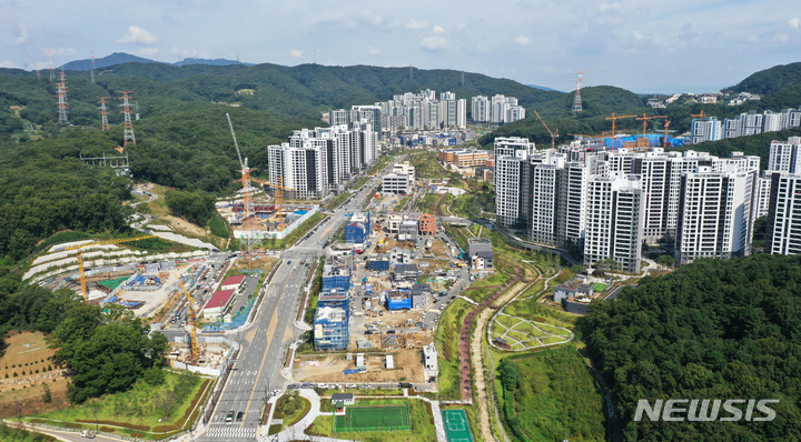 [성남=뉴시스] 김종택기자 = 24일 경기도 성남시 분당구 대장동 개발사업 현장에서 건설 작업이 한창 진행되고 있다. 자산관리업체 화천대유자산관리 등을 둘러싸고 정치권에서 특혜 논란이 거세지자 대장동 개발 의혹과 관련해 검경이 수사에 착수했다. 2021.09.24. jtk@newsis.com