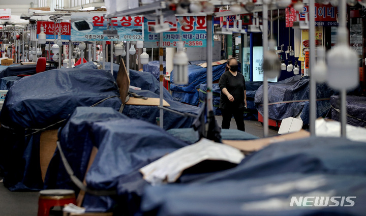 [서울=뉴시스] 김병문 기자 = 국내 코로나19 신규 확진자가 2434명을 기록하며 역대 최고치를 보인 24일 오후 집단감염이 발생한 서울 중구 중부시장이 출입 통제돼 있다. 224명의 확진자가 발생한 중부시장은 26일까지 시장을 폐쇄하고 임시휴업 한다. 2021.09.24. dadazon@newsis.com