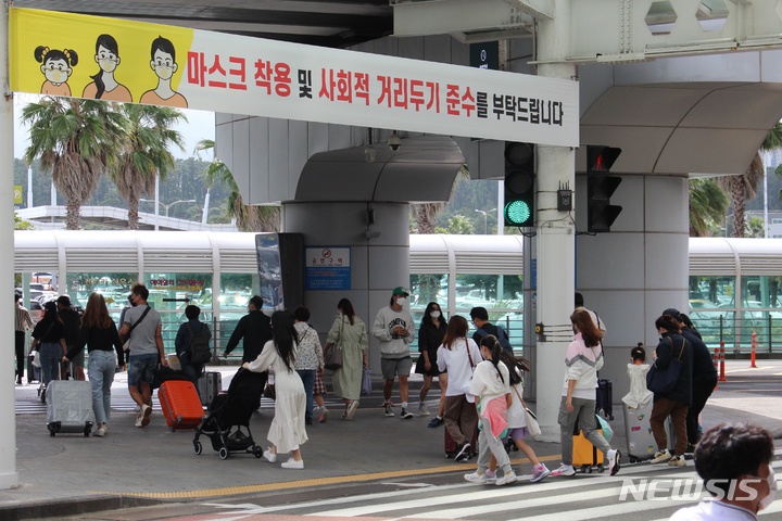 [제주=뉴시스] 양영전 기자 = 25일 제주국제공항에 도착한 관광객들이 렌터카하우스로 발걸음을 옮기고 있다. 2021.09.25. 0jeoni@newsis.com