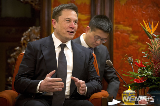 [베이징=AP/뉴시스]일론 머스크 테슬라 최고경영자(CEO)가 9일(현지시간) 베이징 중난하이에서 리커창 중국 총리를 만나 회담하고 있다. 2021.09.25. *재판매 및 DB 금지