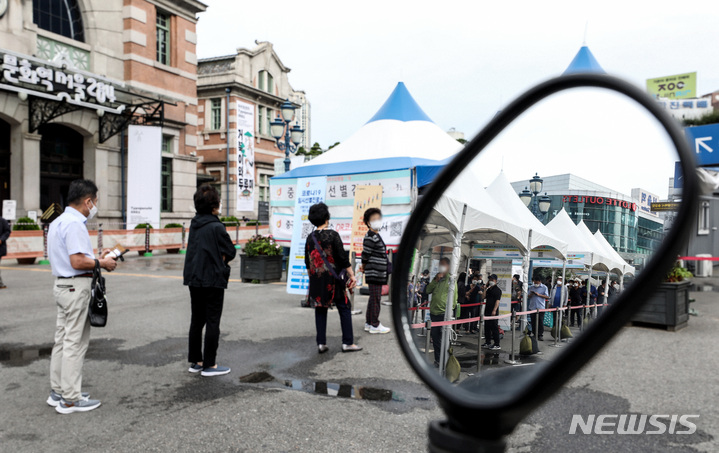 [서울=뉴시스] 김병문 기자 = 코로나19 일일 신규 확진자 수가 3273명으로 집계돼 역대 최대치를 보인 25일 오전 서울 중구 서울역에 마련된 임시선별검사소에서 시민들이 검사를 기다리고 있다. 2021.09.25. dadazon@newsis.com