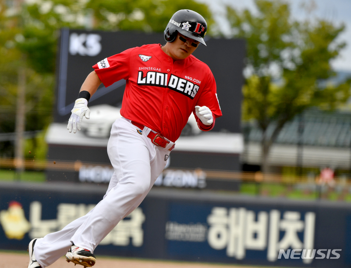 [광주=뉴시스] 신대희 기자 = 26일 오후 광주 북구 광주-기아챔피언스필드에서 열린 2021프로야구 KIA 타이거즈 대 SSG 랜더스의 경기, 6회초 2사에서 2루 주자 SSG 추신수가 KIA 실책을 틈타 홈으로 달리고 있다. 2021.09.26. sdhdream@newsis.com