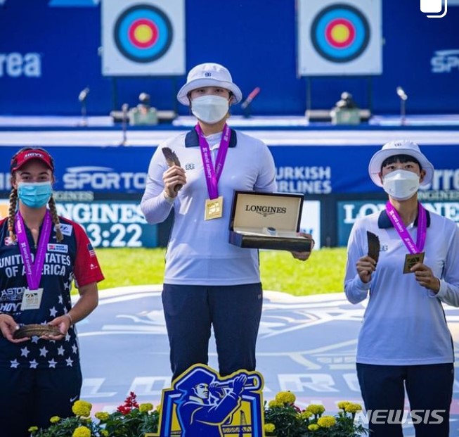 [서울=뉴시스]2021 세계양궁선수권대회 여자부 개인전 1위 장민희(가운데)와 3위 안산(오른쪽). (사진 = 세계양궁연맹 SNS 캡처)