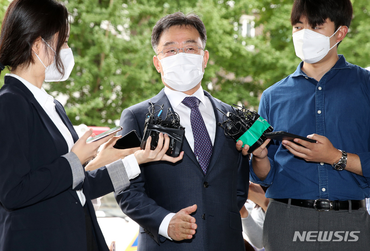 [서울=뉴시스] 조성우 기자 = 성남 대장동 개발 특혜 의혹이 불거진 화천대유 대주주 김모씨가 27일 오전 서울 용산구 용산경찰서에 참고인 신분으로 출석하며 취재진 질문에 답하고 있다. 2021.09.27. xconfind@newsis.com