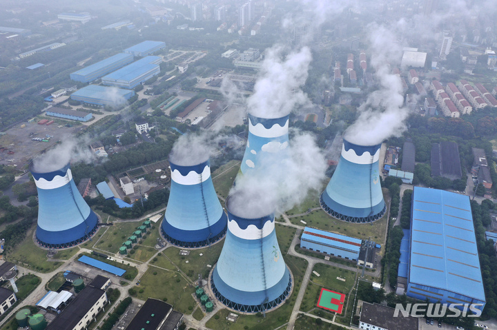 [난징(중국 장쑤성)=AP/뉴시스] 중국에서 전력 부족으로 정전 사태가 빚어지면서 10여 개 성(省) 지역에서 전력 사용 제한 조치가 내려졌다. 27일 중국 장쑤성 난닝에 있는 한 석탄 화력 발전소에서 연기가 배출되고 있다. 2021.09.28 