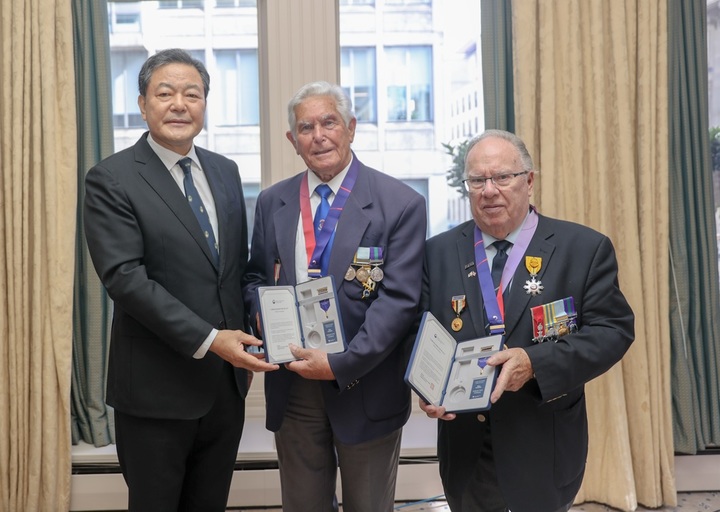 [런던=뉴시스]황기철 국가보훈처장이 영국의 한국전쟁 참전용사들에게 '평화의 사도 메달'을 수여하고 있다. (사진 :주영한국대사관) 2021.9.27. *재판매 및 DB 금지