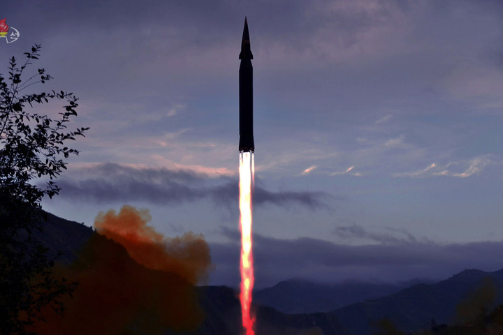 [서울=뉴시스] 북한이 신형 극초음속 미사일 '화성-8형'을 시험 발사했다고 조선중앙TV이 지난 29일 보도했다. (사진 = 조선중앙TV 캡처) 2021.09.29. photo@newsis.com *재판매 및 DB 금지