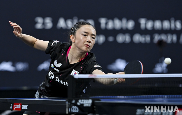 [도하=신화/뉴시스] 전지희가 29일(현지시간) 카타르 도하에서 열린 2021 ITTF-ATU 아시아 선수권 대회 여자 단체 8강전에서 태국의 파니타 피뇨피산과 경기하고 있다. 전지희, 이시온, 신유빈이 팀을 이룬 한국은 태국을 3-0으로 완파하고 준결승에 올랐다. 2021.09.30.