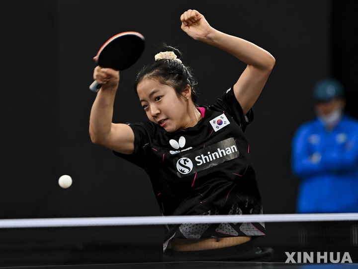 [도하=신화/뉴시스] 신유빈이 29일(현지시간) 카타르 도하에서 열린 2021 ITTF-ATU 아시아 선수권 대회 여자 단체 8강전에서 태국의 파니타 피뇨피산과 경기하고 있다. 전지희, 이시온, 신유빈이 팀을 이룬 한국은 태국을 3-0으로 완파하고 준결승에 올랐다. 2021.09.30.