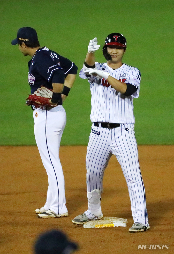 [서울=뉴시스] 배훈식 기자 = 30일 오후 서울 송파구 잠실야구장에서 열린 2021 신한은행 SOL KBO리그 LG 트윈스와 두산 베어스의 경기, 4회말 1사 1, 3루 상황에서 동점 적시 2루타를 친 LG 문보경이 덕아웃을 향해 세리머니를 하고 있다. 2021.09.30. dahora83@newsis.com