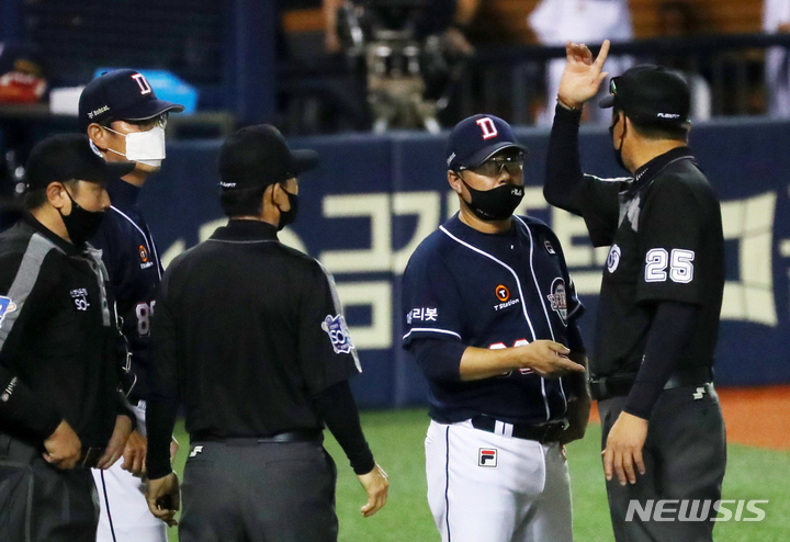 [서울=뉴시스] 배훈식 기자 = 30일 오후 서울 송파구 잠실야구장에서 열린 2021 신한은행 SOL KBO리그 LG 트윈스와 두산 베어스의 경기, 5회말 1, 2루 상황에서 LG 문보경의 적시타에 이영빈의 홈 쇄도 상황에서 비디오 판독을 통해 두산 포수 최용제의 홈 충돌방지 규정 위반을 지적 세이프로 판정이 번복되자 두산 김태형 감독이 항의하고 있다. 2021.09.30. dahora83@newsis.com