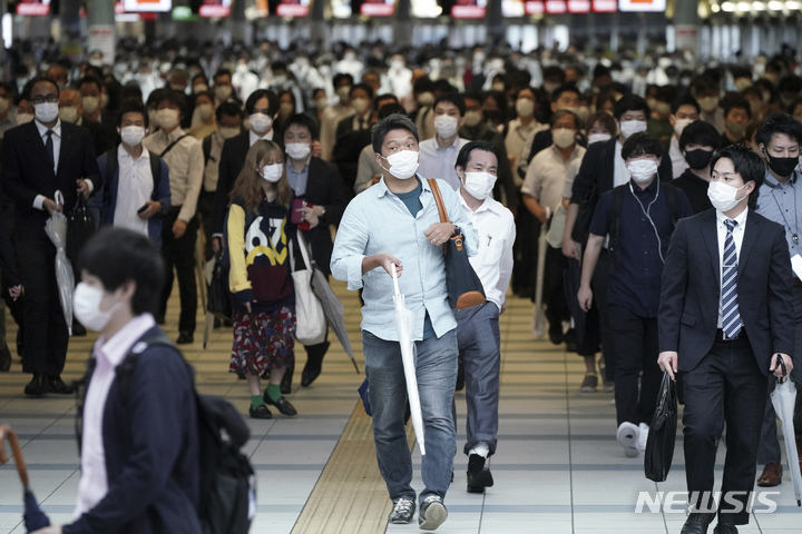 [도쿄=AP/뉴시스] 1일 일본 도쿄에서 마스크를 쓴 출근길 시민들이 시나가와역 통로를 걷고 있다. 일본 정부는 코로나19 확산 방지를 위해 수도 도쿄도 등에 발령했던 긴급사태와 중점조치를 이날 해제하고 '위드 코로나'로 방역 체계를 전환했다. 2021.10.01