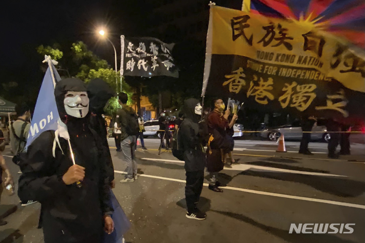 [타이베이=AP/뉴시스] 대만 수도 타이베이에서 홍콩 학생들과 인권단체가 중국 공산정권 수립을 기념하는 국경절을 맞은 1일 입법원 앞에 모여 반중 시위를 벌이고 있다. 2021.10.03 