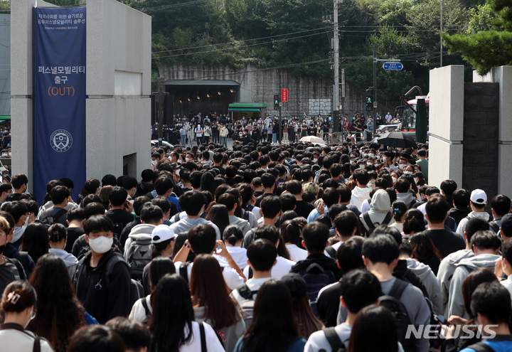 [서울=뉴시스] 고승민 기자 = 지난 2일 서울 연세대학교 신촌캠퍼스에서 2022학년도 자연계열 논술고사를 마친 수험생들이 학교를 나서고 있다. 2021.10.27. kkssmm99@newsis.com