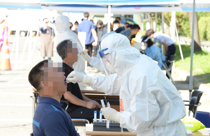 [울산=뉴시스] 배병수 기자 = 5일 오전 울산 남구 농수산물도매시장내 임시선별검사소에서 도매시장 전 상인들이 코로나19 선제검사를 받기 위해 대기하고 있다. 2021.10.05. bbs@newsis.com