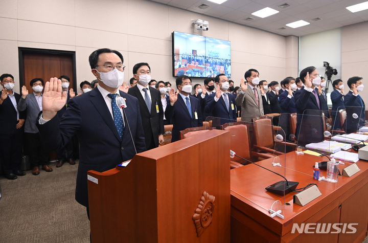 [서울=뉴시스] 최진석 기자 = 문승욱 산업통상자원부 장관이 5일 서울 여의도 국회에서 열린 산업통상자원중소벤처기업위원회 2021년도 산업통상자원부 국정감사에 출석해 관계자들과 함께 선서를 하고 있다. (공동취재사진) 2021.10.05. photo@newsis.com