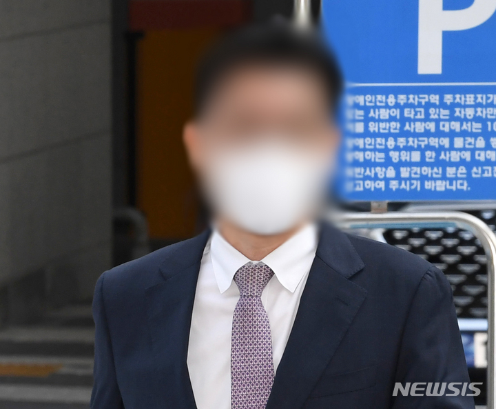 [서울=뉴시스] 조수정 기자 = 김봉현 전 스타모빌리티 회장 술접대 의혹 A검사가 지난 10월5일 오후 부정청탁 및 금품등수수의 금지에 관한 법률(청탁금지법) 위반 혐의 첫 공판에 출석, 서울 양천구 서울남부지방법원으로 들어서고 있다. 2021.10.05. (공동취재사진) 2021.10.05. photo@newsis.com