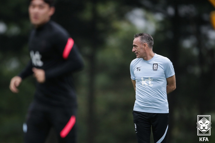 [서울=뉴시스] 김병문 기자 = 대한민국 축구 대표팀 파울루 벤투 감독이 5일 경기 파주트레이닝센터에서 훈련을 지켜보고 있다. (사진=대한축구협회 제공) 2021.10.05. photo@newsis.com *재판매 및 DB 금지