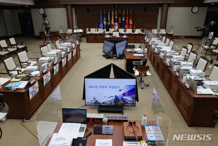 [서울=뉴시스] 국회사진기자단 = 5일 서울 용산구 국방부에서 국회 국방위원회의 국정감사가 야당의 대장동 피켓에 여당이 항의하면서 열리지 못 하고 있다. 2021.10.05. photo@newsis.com