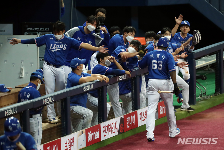 [서울=뉴시스]고승민 기자 = 6일 서울 고척스카이돔에서 열린 삼성 라이온즈 대 키움 히어로즈 경기, 1회초 삼성 공격 2사 만루 상황 6번타자 이원석이 2득점 2루타를 치자 3루주자였던 피렐라가 홈인, 덕아웃서 기뻐하고 있다. 2021.10.06. kkssmm99@newsis.com