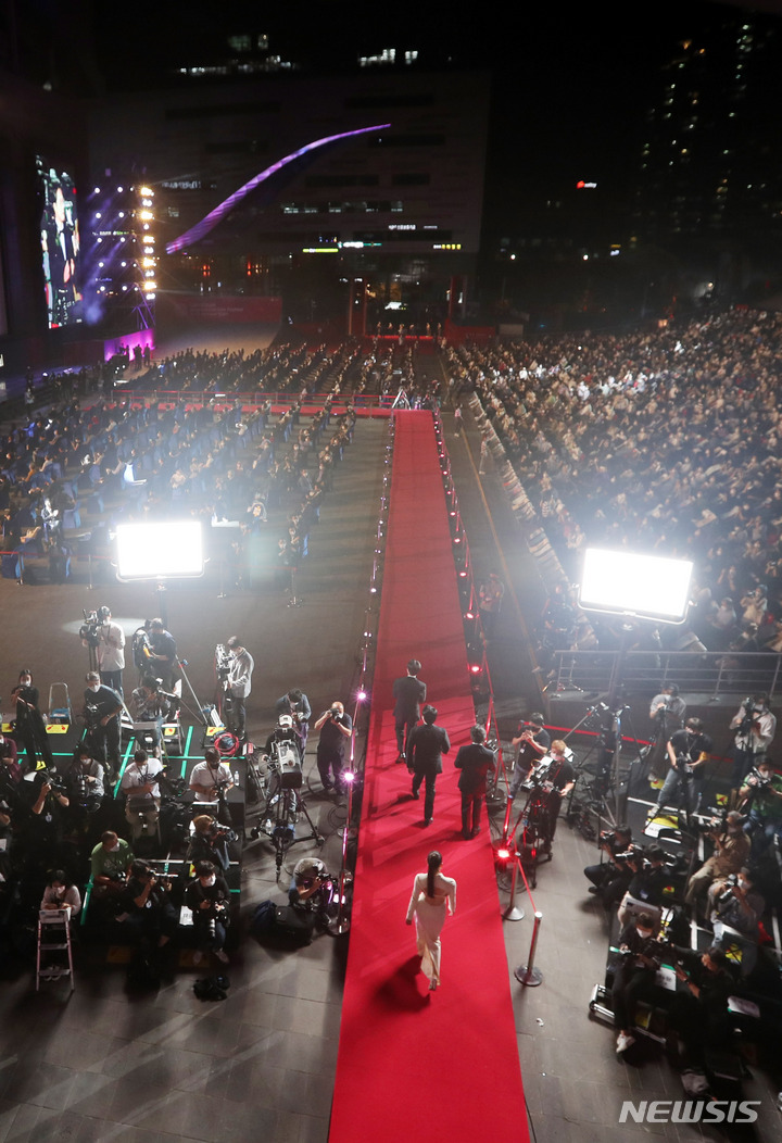 [부산=뉴시스] 하경민 기자 = 제26회 부산국제영화제 개막식이 열린 6일 오후 부산 해운대구 영화의전당 야외극장에서 영화인들이 레드카펫을 지나고 있다. 올해 영화제는 개막작인 임상수 감독의 '행복의 나라로'(Heaven: To the Land of Happiness)를 시작으로 15일까지 영화의전당을 포함한 6개 극장 29개 스크린에서 총 70개국의 작품 223편을 상영한다. 상영작의 관람좌석은 50%만 운영하고, 작품 1편당 2~3회씩 선보인다. 2021.10.05. yulnetphoto@newsis.com