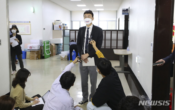 [서울=뉴시스] 최진석 기자 = 김웅 국민의힘 의원이 8일 오전 서울 국회에서 열린 환경노동위원회 국정감사에 참석하며 취재진의 질문에 답하고 있다. 이날 김 의원은 조성은씨와의 통화 내용이 공개된 데 대해 "계속 얘기했듯이 처음부터 그런 (통화) 사실 자체에 대해 부인한 게 아니"라며 "기억을 못한다고 이야기했다"고 밝혔다. 2021.10.08. myjs@newsis.com