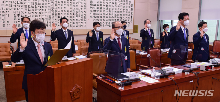 [서울=뉴시스] 최진석 기자 = 8일 국회에서 열린 법제사법위원회의 대전·대구·부산·광주 고등검찰청 등에 대한 국정감사에서 피감기관장들이 선서를 하고 있다. 앞줄 왼쪽부터 여환섭 대전고검장, 조종태 광주고검장, 조재연 부산고검장, 권순범 대구고검장. 뒷줄 왼쪽부터 박찬호 광주지검장, 노정환 대전지검장, 이수권 부산지검장, 김후곤 대구지검장, 이주형 울산지검장, 노정연 창원지검장. (공동취재사진) 2021.10.08. photo@newsis.com