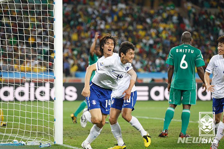 [서울=뉴시스]2010년 남아공월드컵 '골 넣는 수비수' 이정수. (사진=대한축구협회)