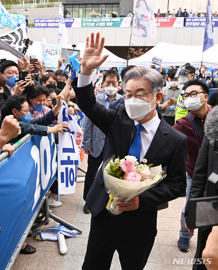 [수원=뉴시스] 김종택기자 = 더불어민주당 이재명 대선 경선 후보가 9일 오후 경기도 수원시 영통구 수원컨벤션센터에서 열린 더불어민주당 제20대 대통령선거 후보자 선출을 위한 경기합동연설회에 참석하며 지지자들과 인사를 나누고 있다. 2021.10.09.jtk@newsis.com