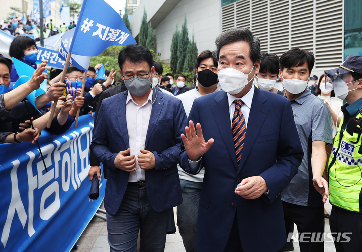 [수원=뉴시스] 김종택기자 = 더불어민주당 이낙연 대선 경선 후보가 9일 오후 경기도 수원시 영통구 수원컨벤션센터에서 열린 더불어민주당 제20대 대통령선거 후보자 선출을 위한 경기합동연설회장에 입장하고 있다. 2021.10.09.jtk@newsis.com