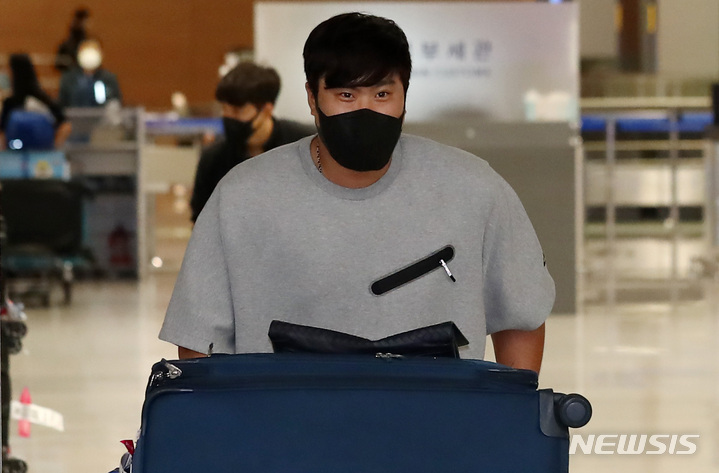 [인천공항=뉴시스] 이영환 기자 = 메이저리그(MLB) 토론토 블루제이스에서 두 번째 시즌을 마친 류현진이 9일 오후 인천국제공항 제2여객터미널을 통해 귀국하고 있다. 류현진은 올 시즌 토론토의 선발 한 축을 담당하며 14승10패 평균자책점 4.37을 기록했다. 2021.10.09. 20hwan@newsis.com