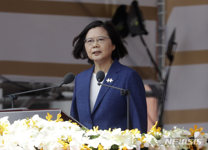 [타이베이=AP/뉴시스] 대만 차이잉원 총통이 10일 타이베이 총통부에서 열린 중화민국 수립을 축하하는 쌍십절 행사에 참석해 기조연설을 하고 있다. 2021.10.10