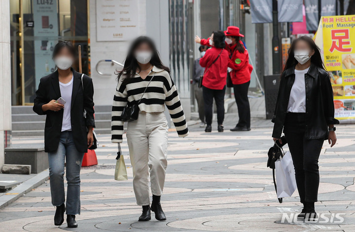 [서울=뉴시스] 권창회 기자 = 쌀쌀한 가을날씨를 보인 지난 11일 서울 시내 거리에서 시민들이 겉옷을 입고 이동하고 있다. 2021.10.11. kch0523@newsis.com